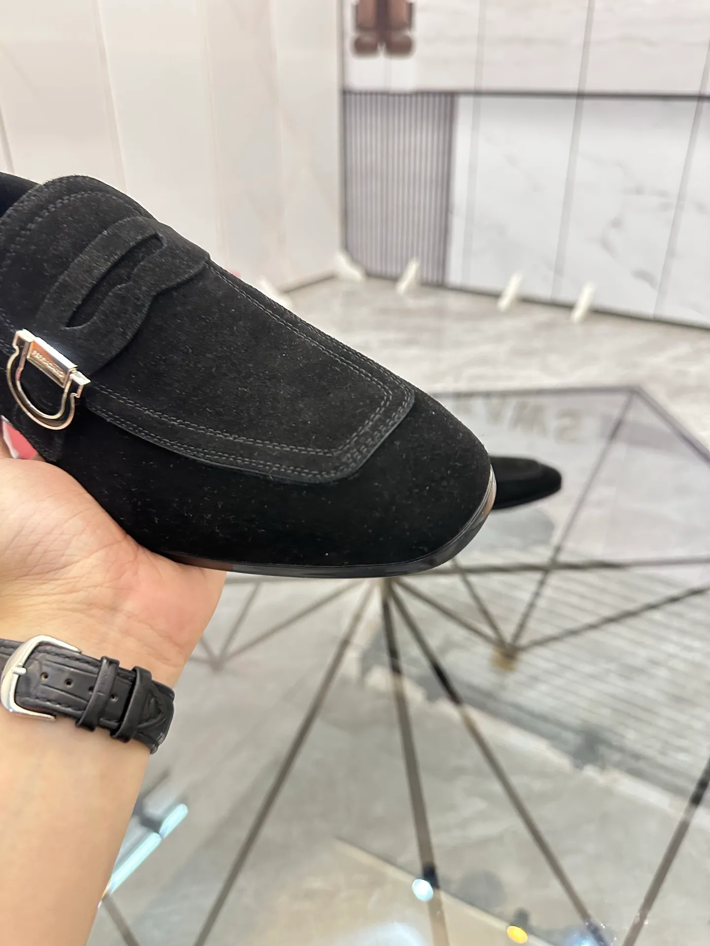 Men's shoes: 💰P640¥ High-end quality Product trademark: Ferragamo* "Ferragamo*" leather shoes Regular size: 38-44 (can be customized to 45.46.) Product materials: imported first-layer nubuck leather upper, cowhide lining, original outsole. Number: 688